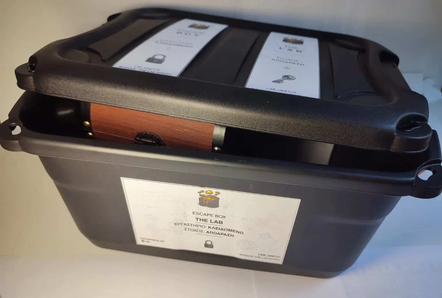 EscapeBox The Lab – μαύρο κουτί escape room με καπάκι λίγο ανοιχτό. Δεν φαίνεται τι κρύβεται μέσα