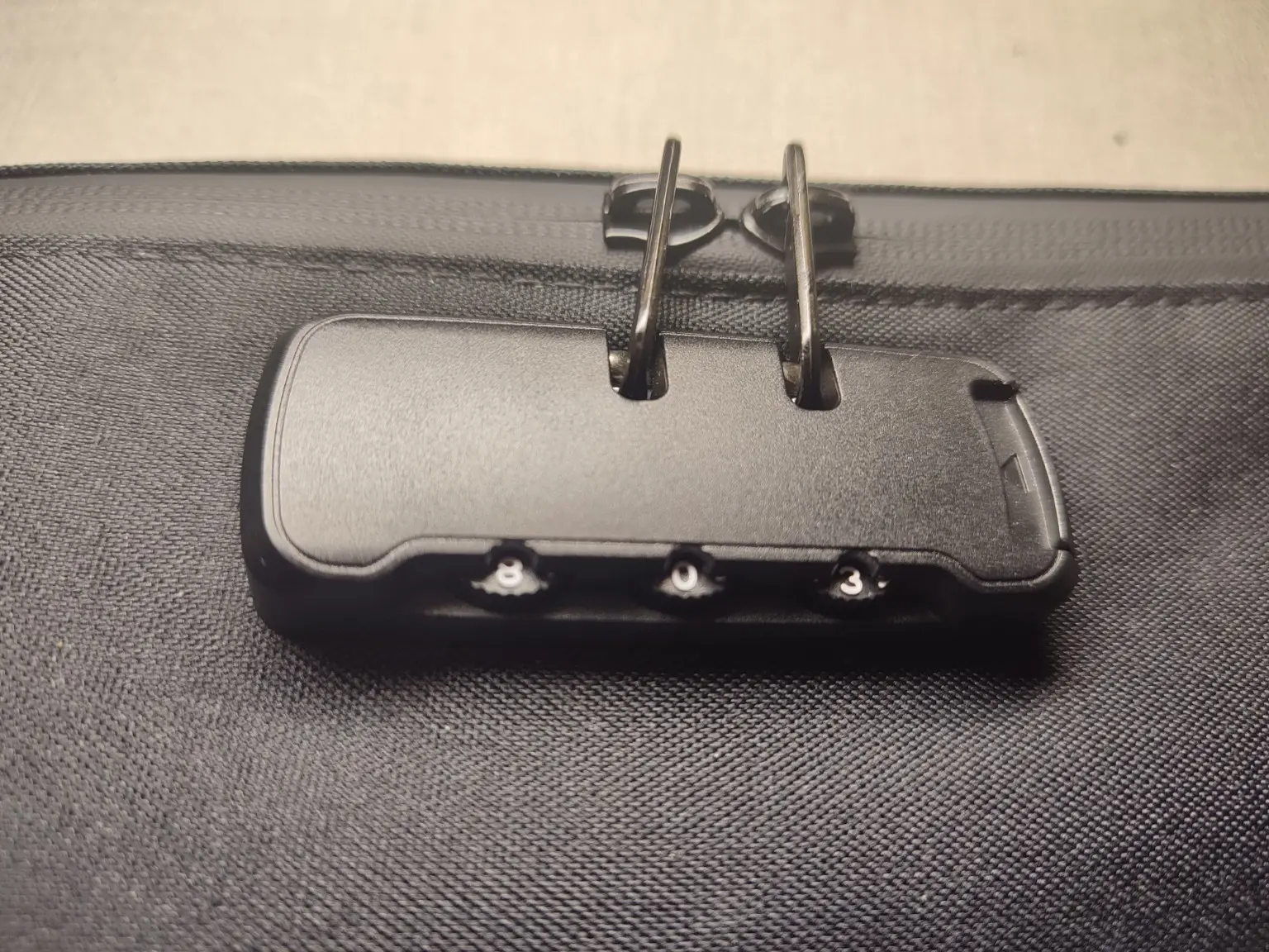 Escape box - Λεπτομέρεια από μαύρο τσαντάκι . Ο μηχανισμός κλειδώματος από πολύ κοντά.